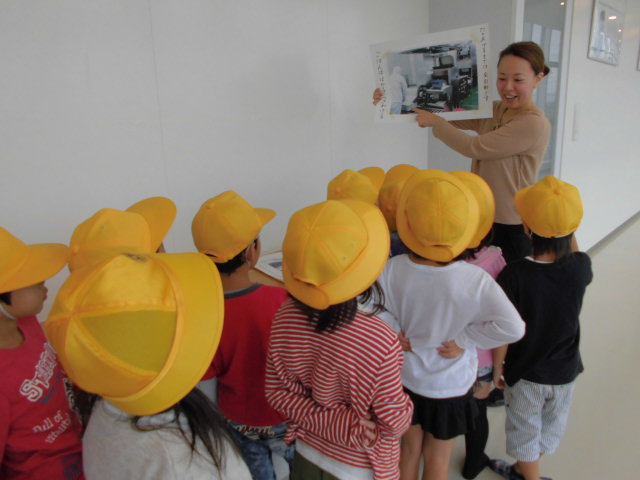 見学通路で調理器具などの説明