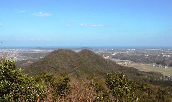 御所ヶ谷神籠石から馬ヶ岳城跡を望む