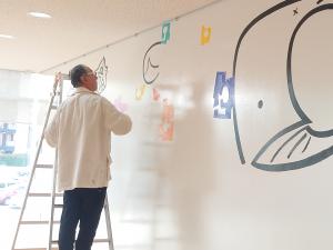授乳中の親子を描いている様子