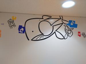 完成したクジラの親子のアート