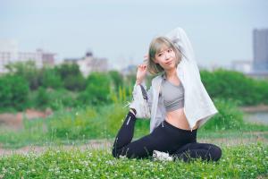 芝の上でヨガ