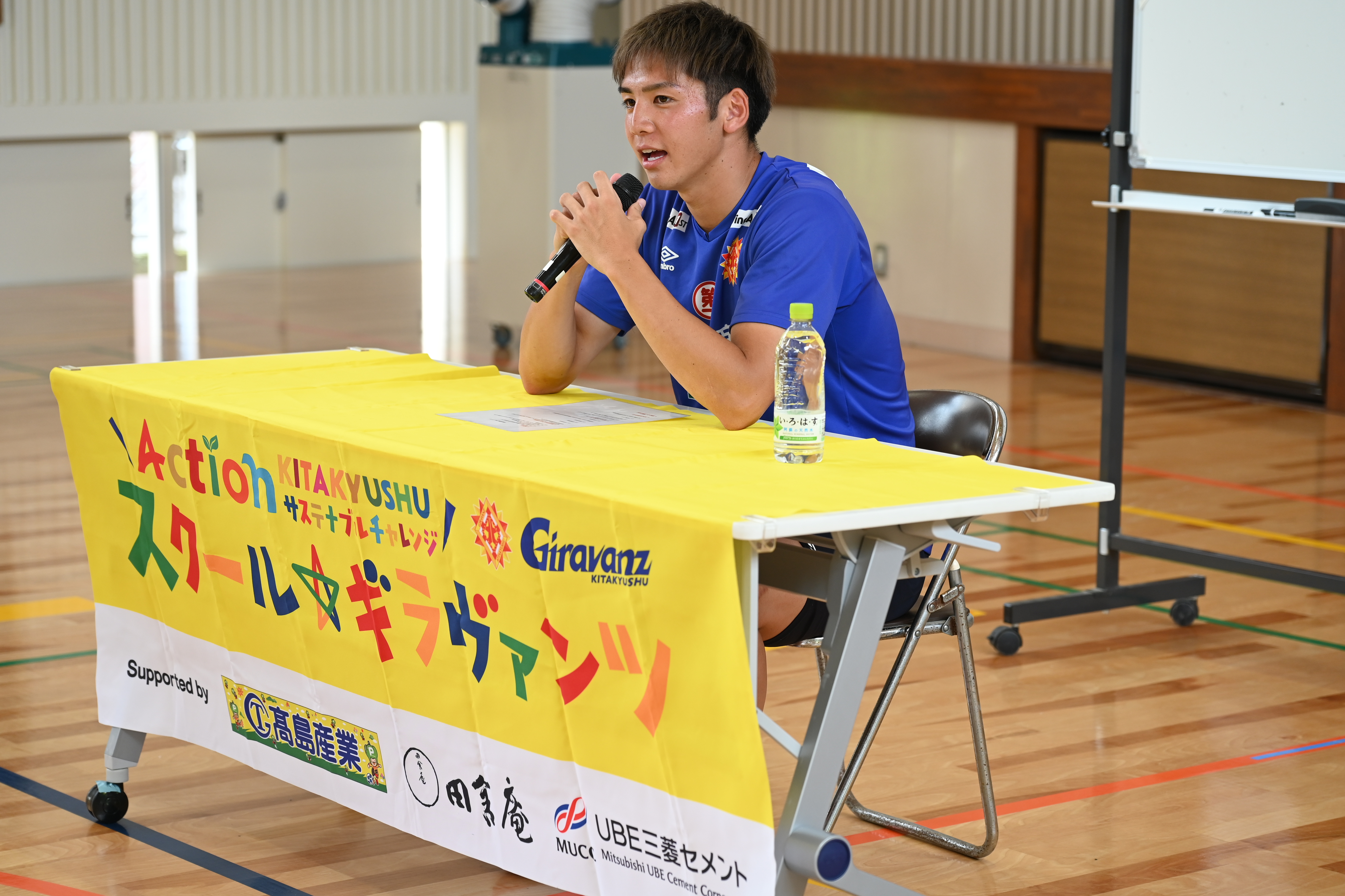 東選手が児童に語っている写真