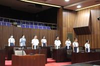 起立する子ども議員たち