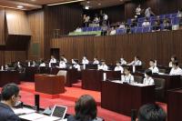 議席に着席する子ども議員