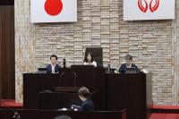 議事進行する前半議長