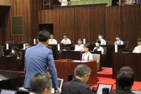 答弁する市長とそれを聴く子ども議員