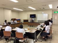 事前研修で教育長のお話を聞いています