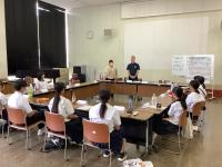 自己紹介をしています