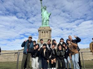自由の女神像での集合写真