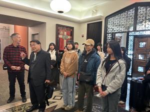 対面式での挨拶の様子