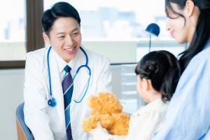 医者が子供を診察している様子
