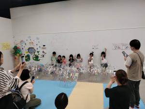 オリジナル傘披露の様子