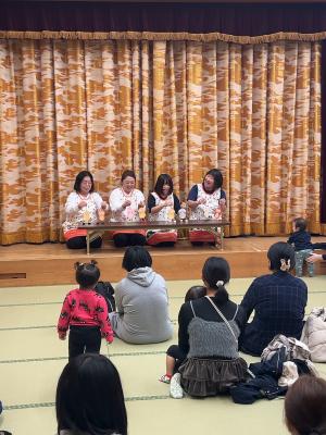 絵本の読み聞かせ画像