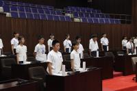 名前を呼ば起立する子ども議員たち
