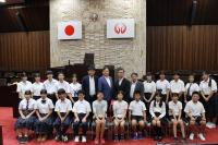 子ども議員と市長・教育長・正副議長の集合写真